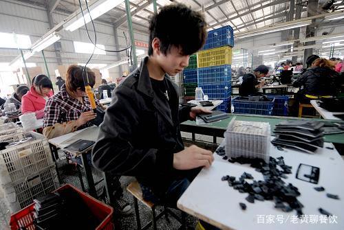 低學歷年輕人 餐廳服務員與流水線的抉擇，何者更優？